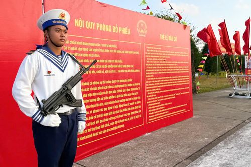Chiến sĩ đảo Trường Sa thực hiện công tác đảm bảo an ninh tại khu vực bỏ phiếu.