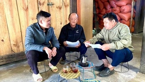 Cán bộ xã Trạm Tấu triển khai công tác vận động nhân dân phát triển kinh tế vùng đồng bào dân tộc thiểu số.