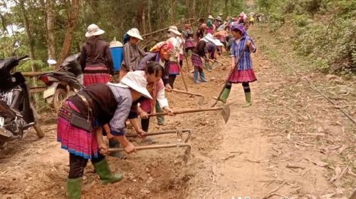 Nhân dân xã Nậm Có chung sức làm đường giao thông nông thôn.