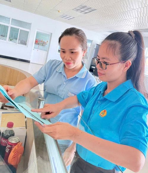 Cán bộ công đoàn cơ sở triển khai các kế hoạch tuyên truyền tại doanh nghiệp.