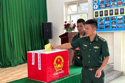 Bỏ phiếu sớm tại Đồn Biên phòng Đắk Đam