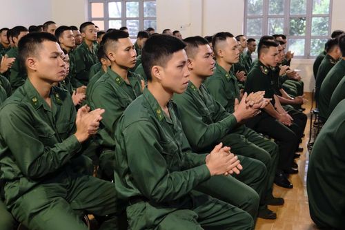 Các chiến sỹ Tiểu đoàn Huấn luyện - Cơ động 1, xã Thuận Hạnh tham dự lễ khai mạc