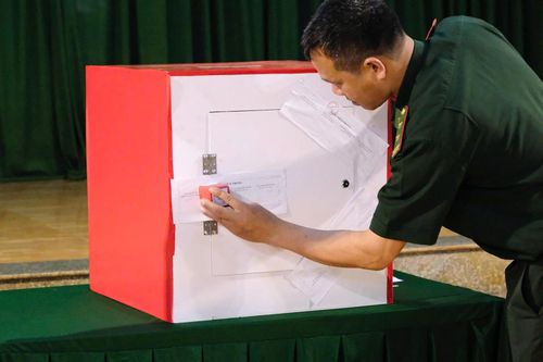 Niêm phong thùng phiếu tại khu vực bỏ phiếu ở Tiểu đoàn Huấn luyện - Cơ động 1, xã Thuận Hạnh