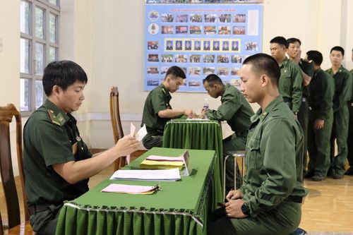 Cán bộ, chiến sĩ bỏ phiếu sớm tại khu vực bỏ phiếu ở Tiểu đoàn Huấn luyện - Cơ động 1, xã Thuận Hạnh