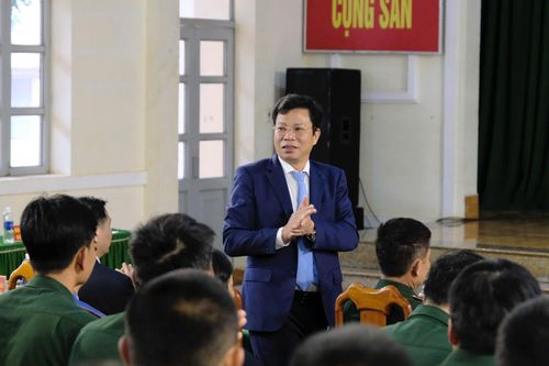 Đồng chí Lưu Văn Trung, Phó Bí thư Tỉnh ủy, Chủ tịch HĐND tỉnh, Chủ tịch Ủy ban Bầu cử tỉnh Lâm Đồng dự lễ khai mạc tại khu vực bỏ phiếu ở Tiểu đoàn Huấn luyện - Cơ động 1, xã Thuận Hạnh