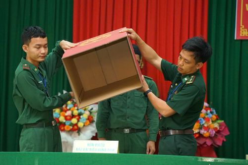 Bỏ phiếu tại khu vực bỏ phiếu số 18 - Tiểu đoàn Huấn luyện - Cơ động 2, xã Hàm Tân