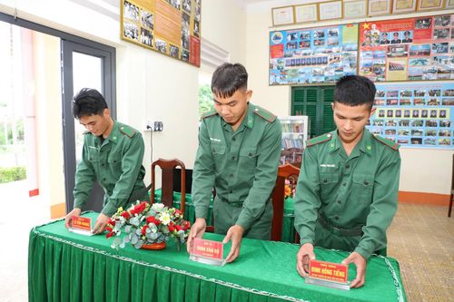 Chiến sĩ Đồn Biên phòng Đắk M'Bai sắp xếp bảng tên cho các đại biểu dự khai mạc