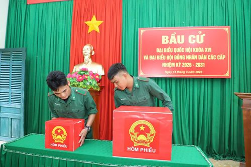 Chiến sĩ Đồn Biên phòng Đắk M'Bai bố trí hòm phiếu tại nơi quy định