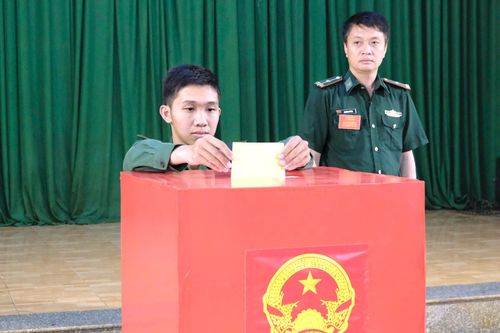 Cán bộ, chiến sỹ bỏ phiếu sớm tại khu vực bỏ phiếu ở Tiểu đoàn Huấn luyện - Cơ động 1, xã Thuận Hạnh