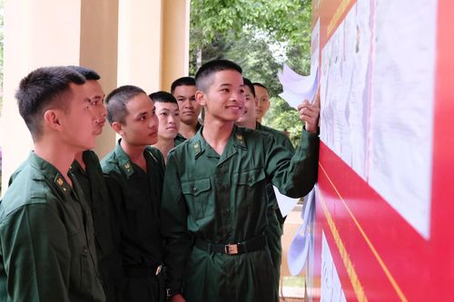Các chiến sĩ Tiểu đoàn Huấn luyện - Cơ động 1 tìm hiểu danh sách, tiểu sử ứng cử viên trước khi bỏ phiếu