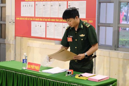 Cán bộ Tiểu đoàn Huấn luyện - Cơ động 1 kiểm tra phiếu bầu cử trước khi phát cho cử tri