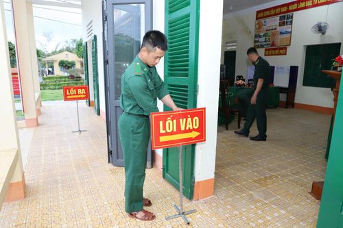 Chiến sĩ Đồn Biên phòng Đắk M'Bai chuẩn bị bảng hướng dẫn cho cử tri