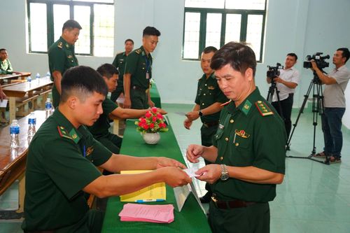Bỏ phiếu tại khu vực bỏ phiếu số 18 - Tiểu đoàn Huấn luyện - Cơ động 2, xã Hàm Tân