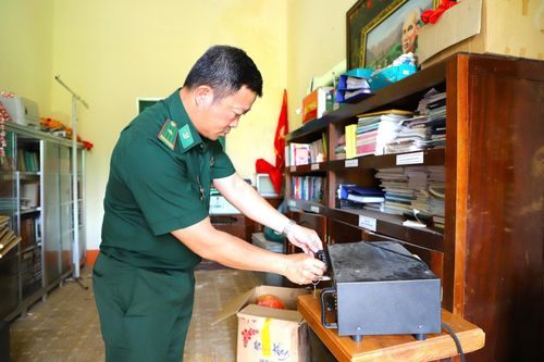 Thiếu tá Hà Huy Thư, Đội trưởng Đội Vận động quần chúng Đồn Biên phòng Đắk M’Bai sử dụng loa phát thanh tuyên truyền, hướng dẫn cử tri hiểu rõ quy trình bầu cử
