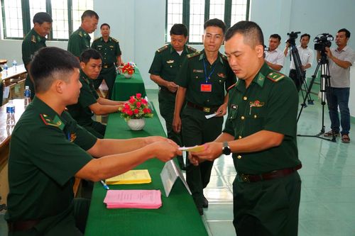 Bỏ phiếu tại khu vực bỏ phiếu số 18 - Tiểu đoàn Huấn luyện - Cơ động 2, xã Hàm Tân