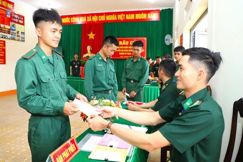 Hạ sĩ Phạm Quốc Dũng, Đồn Biên phòng Đắk M'Bai nhận phiếu thực hiện quyền công dân