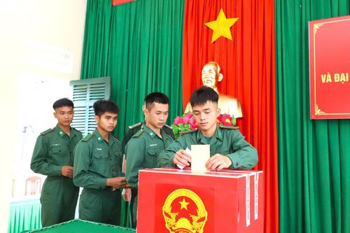 Hạ sĩ Phạm Quốc Dũng, Đồn Biên phòng Đắk M'Bai tiến hành bỏ phiếu