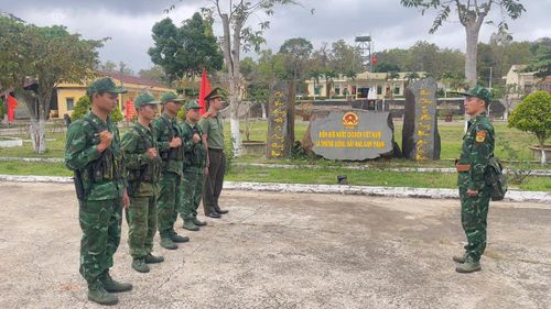 Ngay sau khi thực hiện nghĩa vụ của công dân, cán bộ, chiến sĩ 5 khu vực bỏ phiếu sớm đã lên đường thực hiện bảo vệ an ninh, trật tự cho cuộc bầu cử đại biểu Quốc hội và HĐND các cấp