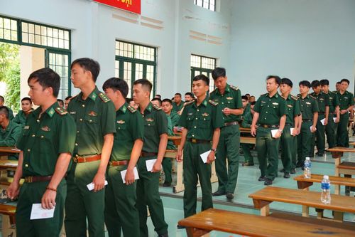 Cử tri tại khu vực bỏ phiếu tại Tiểu đoàn Huấn luyện - Cơ động 2, xã Hàm Tân tham gia bỏ phiếu