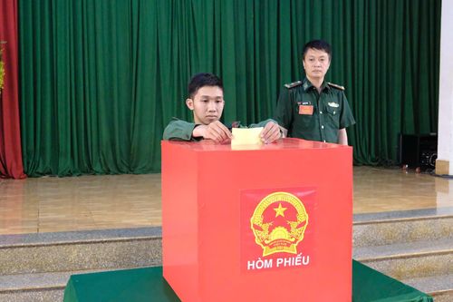 Chiến sĩ Trần Văn Chánh, cử tri đầu tiên thực hiện việc bỏ phiếu tại Tiểu đoàn Huấn luyện - Cơ động 1, xã Hàm Tân