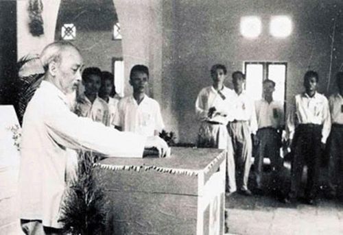 Chủ tịch Hồ Chí Minh đến bầu cử tại nhà số 10, phố Hàng Vôi, Hà Nội. Ảnh: Tư liệu