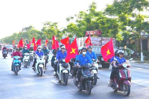 Tuổi trẻ Lâm Đồng đẩy mạnh công tác tuyên truyền về ngày bầu cử Ảnh: Quang Nhân