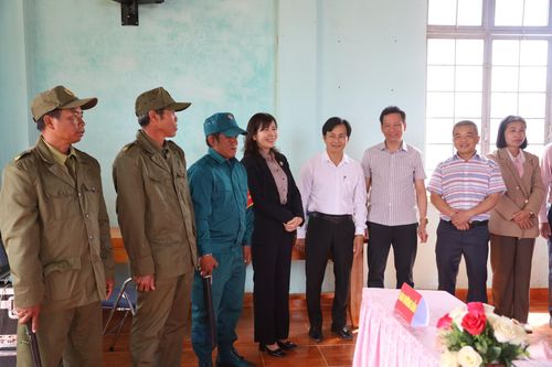 Đồng chí Hà Thị Hạnh, Ủy viên Ban Thường vụ Tỉnh ủy, Phó Chủ tịch Ủy ban MTTQ Việt Nam tỉnh, Trưởng Ban bầu cử ĐBQH khóa XVI, Đơn vị bầu cử số 1 tỉnh Lâm Đồng động viên lực lượng đang làm nhiệm vụ, thực hiện công tác chuẩn bị tại khu vực bỏ phiếu số 7, thôn Ma Bó, xã Tà Năng