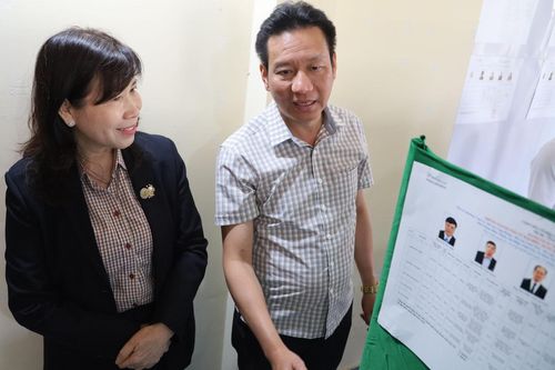 Đồng chí Hà Thị Hạnh, Ủy viên Ban Thường vụ Tỉnh ủy, Phó Chủ tịch Ủy ban MTTQ Việt Nam tỉnh, Trưởng Ban bầu cử ĐBQH khóa XVI, Đơn vị bầu cử số 1 tỉnh Lâm Đồng kiểm tra công tác chuẩn bị tại khu vực bỏ phiếu số 2 của cử tri 2 thôn: Tà Nhiên, Touneh, xã Tà Năng