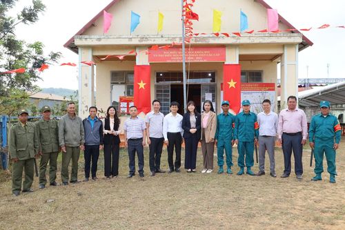 Đoàn công tác chụp hình lưu niệm với lực lượng đang làm nhiệm vụ, thực hiện công tác chuẩn bị bầu cử tại xã Tà Năng