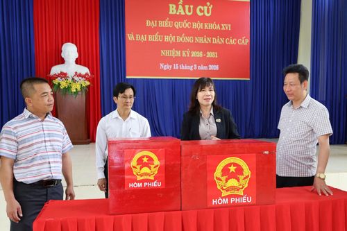 Đồng chí Hà Thị Hạnh, Ủy viên Ban Thường vụ Tỉnh ủy, Phó Chủ tịch Ủy ban MTTQ Việt Nam tỉnh, Trưởng Ban bầu cử ĐBQH khóa XVI, Đơn vị bầu cử số 1 tỉnh Lâm Đồng kiểm tra công tác chuẩn bị tại khu vực bỏ phiếu số 5 của cử tri 2 thôn: Chơ Té, Toa Cát, xã Tà Năng