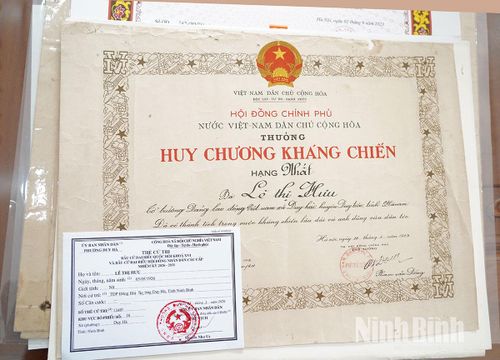 Gia đình cụ Lê Thị Hưu vẫn gìn giữ cẩn thận những phần thưởng cao quý của Đảng, Nhà nước trao tặng qua các cuộc kháng chiến chống Pháp và chống Mỹ.