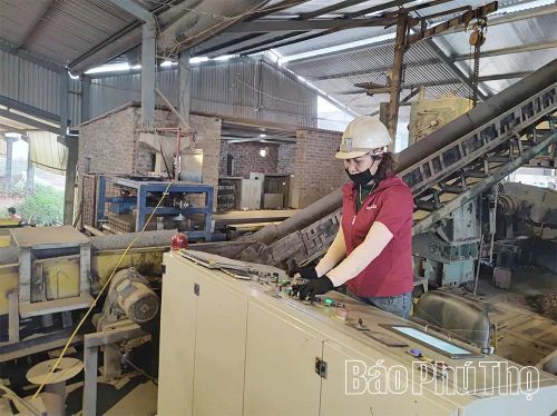 Công nhân Công ty vận hành dây chuyền sản xuất gạch tuynel.