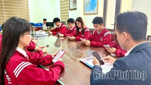 Cán bộ, đoàn viên Trường Đại học Sư phạm Hà Nội 2 đăng tải thông tin tuyên truyền về bầu cử trên các nền tảng số.