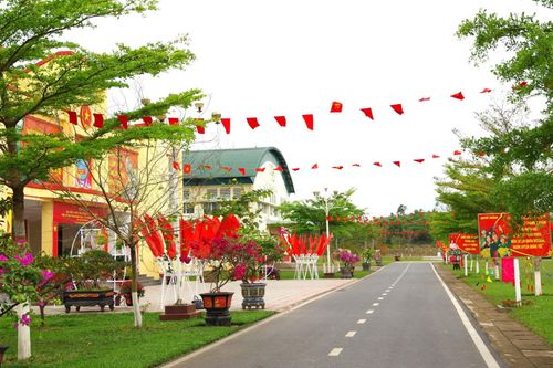 Hệ thống pa-nô, khẩu hiệu, cờ hoa tại khu vực bỏ phiếu được trang trí trang trọng.