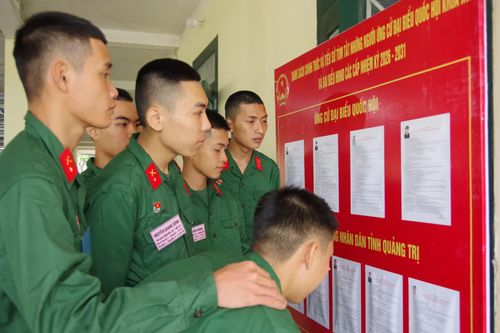 Chiến sĩ mới nhập ngũ năm 2026 của Sư đoàn 968 tích cực tìm hiểu, nghiên cứu danh sách và tiểu sử những người ứng cử đại biểu Quốc hội khóa XVI và đại biểu HĐND các cấp nhiệm kỳ 2026-2031.