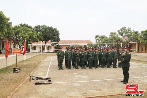 Hướng dẫn chiến sĩ mới cách kiểm tra súng.