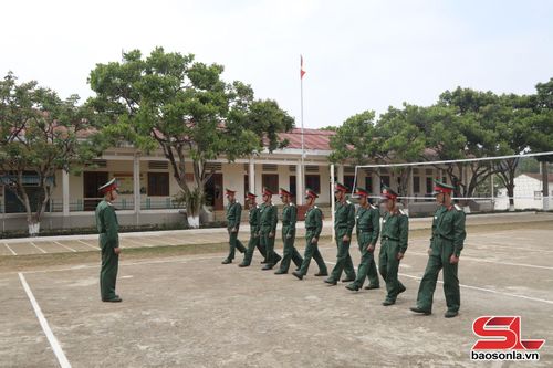 Các chiến sĩ mới tập điều lệnh đội ngũ.
