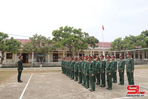 Huấn luyện điều lệnh đội ngũ cho chiến sĩ mới.