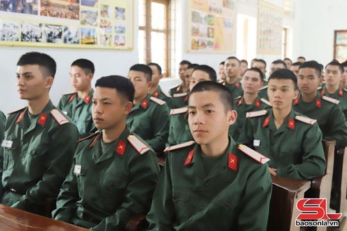 Chiến sĩ mới hào hứng tham gia huấn luyện.