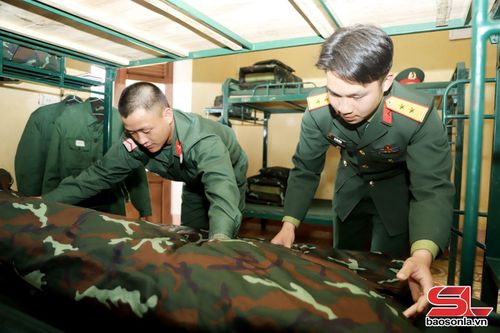 Hướng dẫn chiến sĩ mới sắp xếp nội vụ.