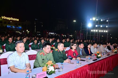 Các đại biểu dự chương trình nghệ thuật tại Quảng trường Nguyễn Tất Thành.