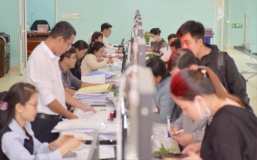  Kỷ cương hành chính được xem là động lực góp thúc đẩy phát triển (Hoạt động giải quyết thủ tục hành chính tại Trung tâm Phục vụ hành chính công của phường Hương An)