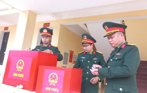 Ủy ban bầu cử đặc khu Bạch Long Vĩ kiểm tra lại hòm phiếu trước khi tiến hành bầu cử.