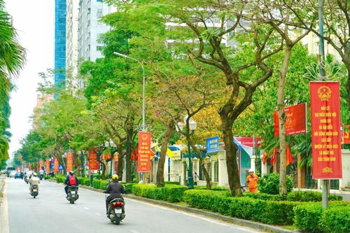 Cờ hoa, băng rôn rực rỡ chào mừng bầu cử trên đường Nguyễn Cơ Thạch, Từ Liêm.