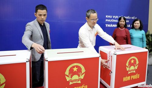 Công tác kiểm tra và niêm phong hòm phiếu được thực hiện nghiêm túc, đúng quy định. Ảnh: Đức Thanh