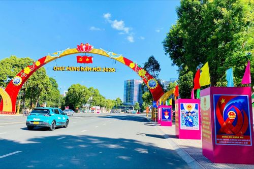 Đường phố tỉnh Tây Ninh rực rỡ cờ hoa chào đón ngày bầu cử