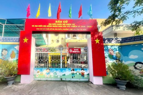 Một trường mầm non tại phường Long An trang trí chuẩn bị cho ngày bầu cử