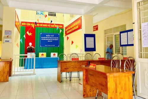 Một điểm bỏ phiếu tại phường Tân Ninh