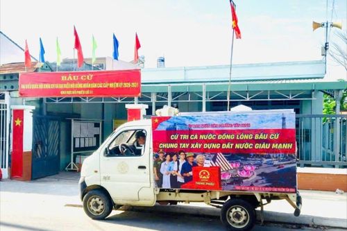 Xe tuyên truyền lưu động về bầu cử tại tỉnh Tây Ninh