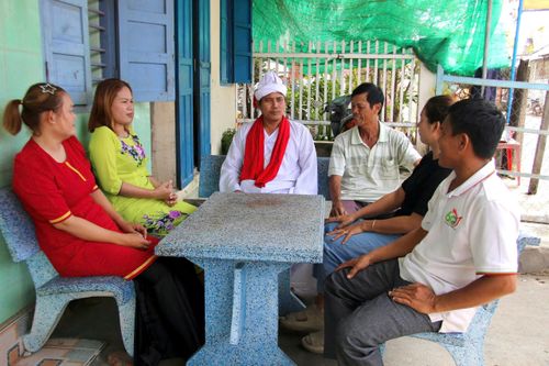 Cán bộ thôn trên địa bàn xã Bắc Bình tuyên truyền về bầu cử cho bà con dân tộc thiểu số Chăm